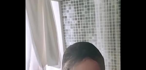 Anitta Vaza Seios Enquanto Toma Banho